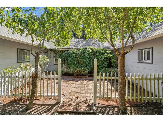 963 MADISON St, Eugene, OR 97402