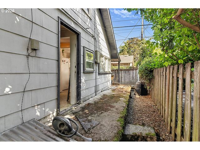 963 MADISON St, Eugene, OR 97402