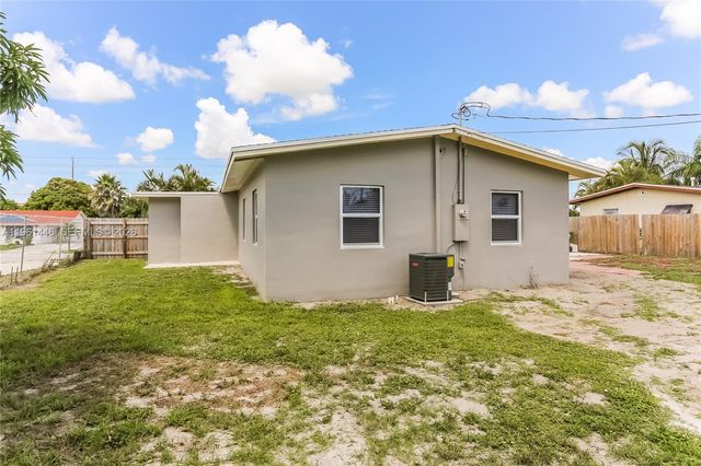 402 S 12th St, Lantana, FL 33462