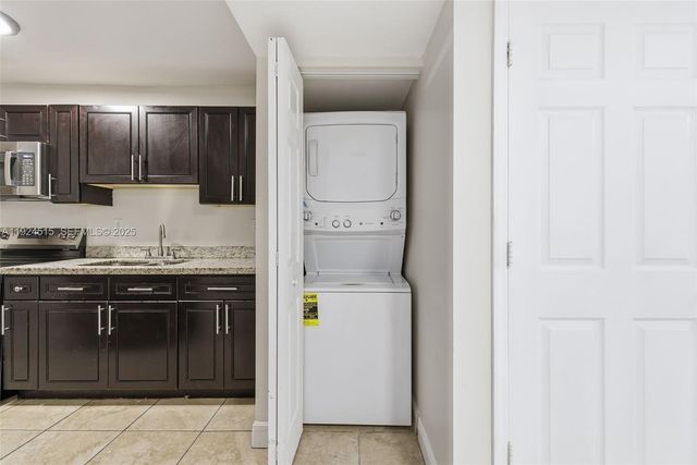 1977 NW 5th Pl 408, Miami, FL 33136