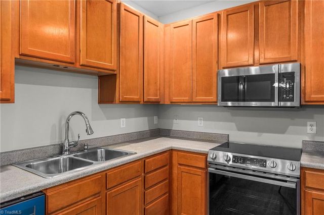 923 Windcastle Lane 305, Winston-salem, NC 27105