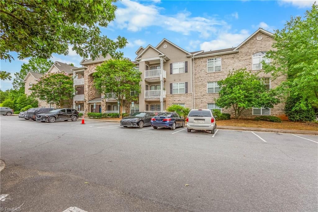 923 Windcastle Lane 305, Winston-salem, NC 27105