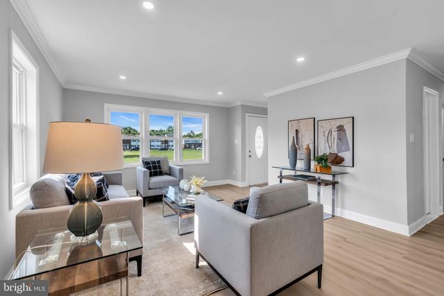 33 W 2ND ST, Burlington, NJ 08016