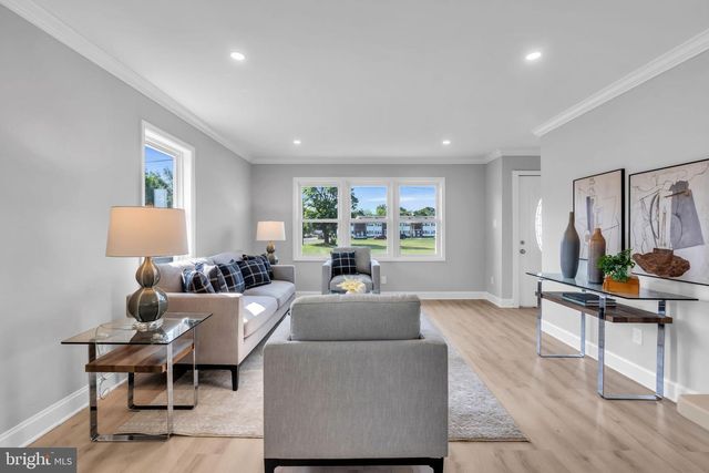 33 W 2ND ST, Burlington, NJ 08016