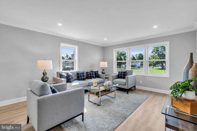 33 W 2ND ST, Burlington, NJ 08016