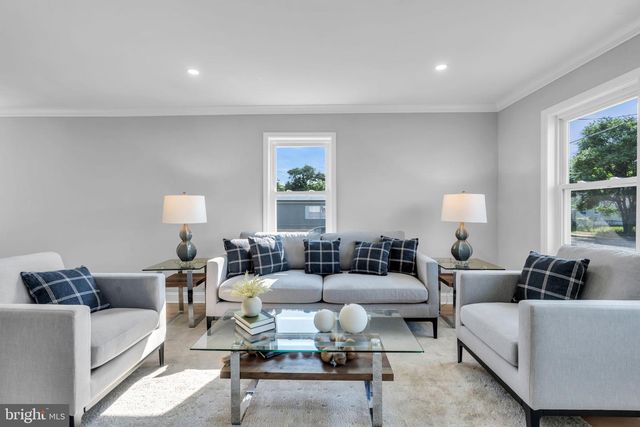 33 W 2ND ST, Burlington, NJ 08016