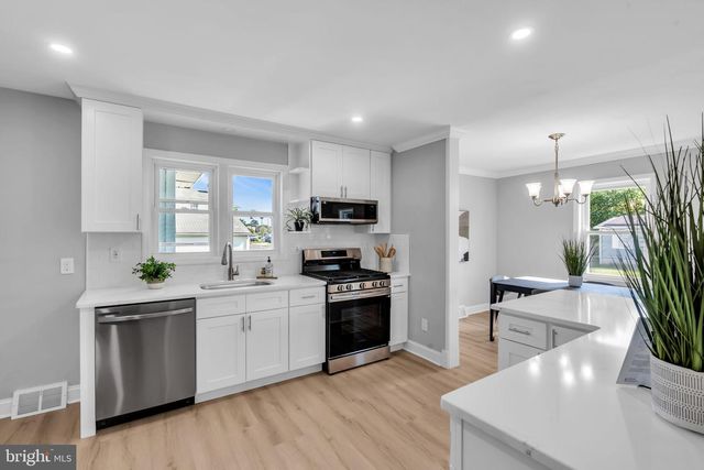 33 W 2ND ST, Burlington, NJ 08016