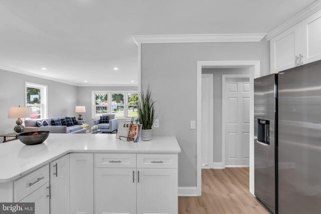 33 W 2ND ST, Burlington, NJ 08016