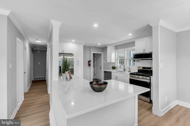 33 W 2ND ST, Burlington, NJ 08016