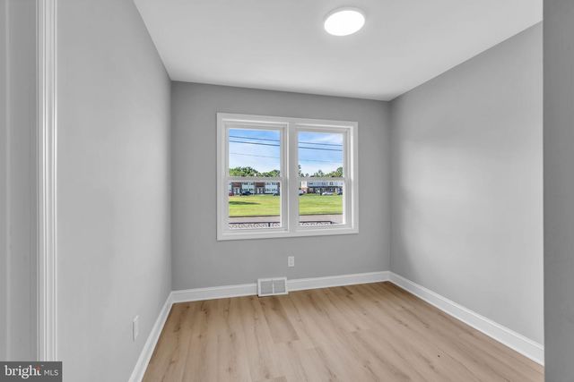 33 W 2ND ST, Burlington, NJ 08016