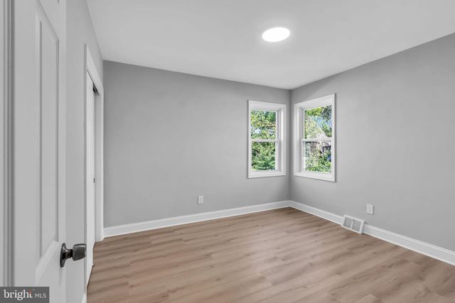 33 W 2ND ST, Burlington, NJ 08016