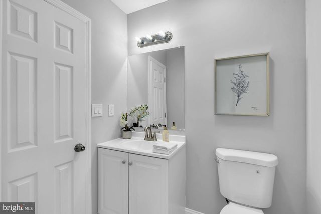 33 W 2ND ST, Burlington, NJ 08016