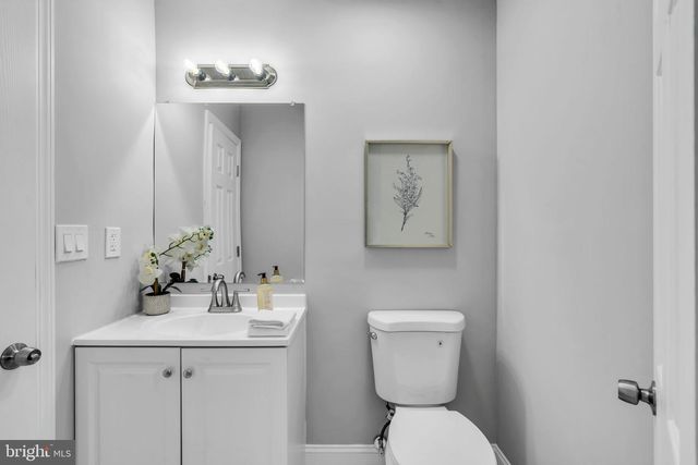 33 W 2ND ST, Burlington, NJ 08016