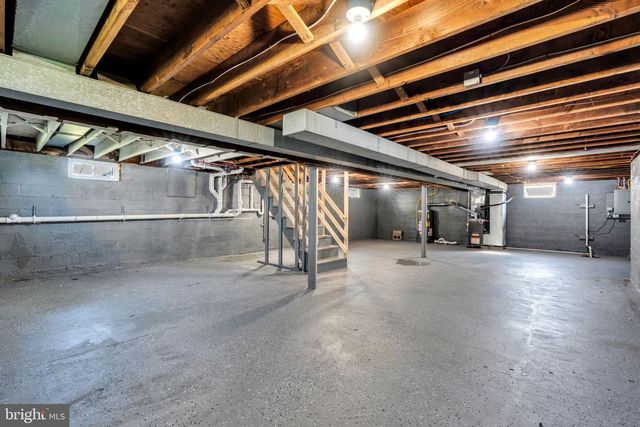 33 W 2ND ST, Burlington, NJ 08016