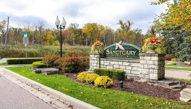 3805 W Winding Brook Circle 22, Rochester Hills, MI 48309