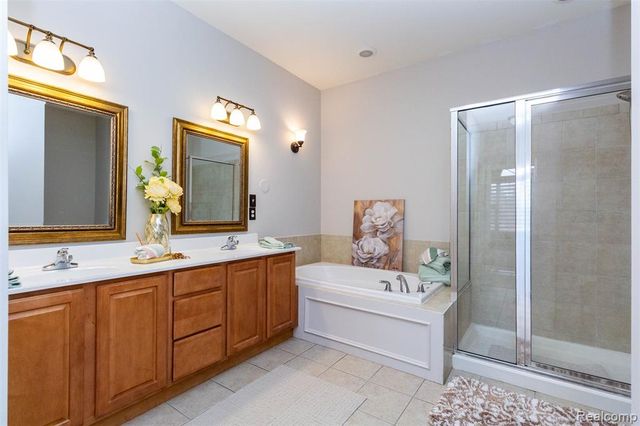 3805 W Winding Brook Circle 22, Rochester Hills, MI 48309