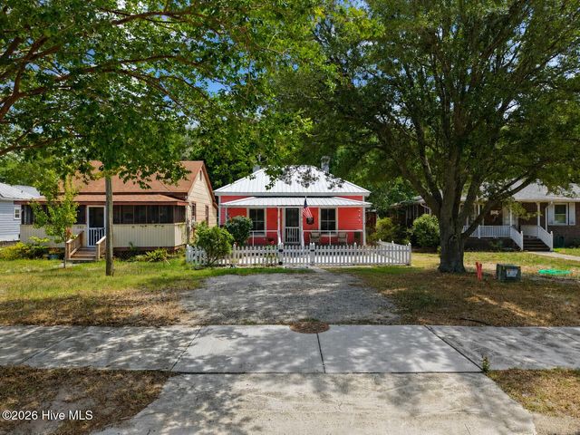 209 W St George Street, Southport, NC 28461