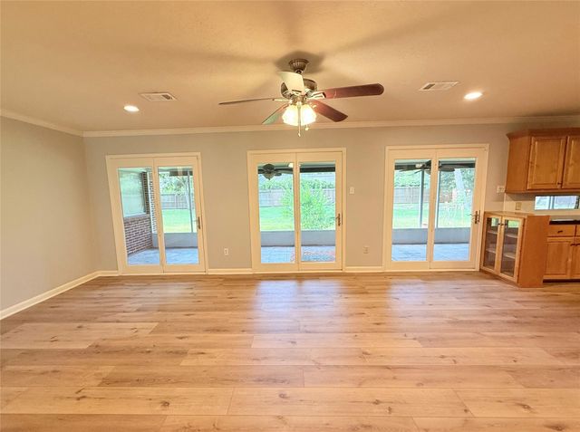 204 Hillcrest Drive, Alvin, TX 77511