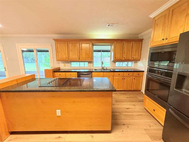 204 Hillcrest Drive, Alvin, TX 77511