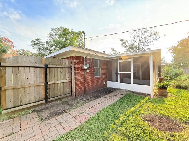 204 Hillcrest Drive, Alvin, TX 77511