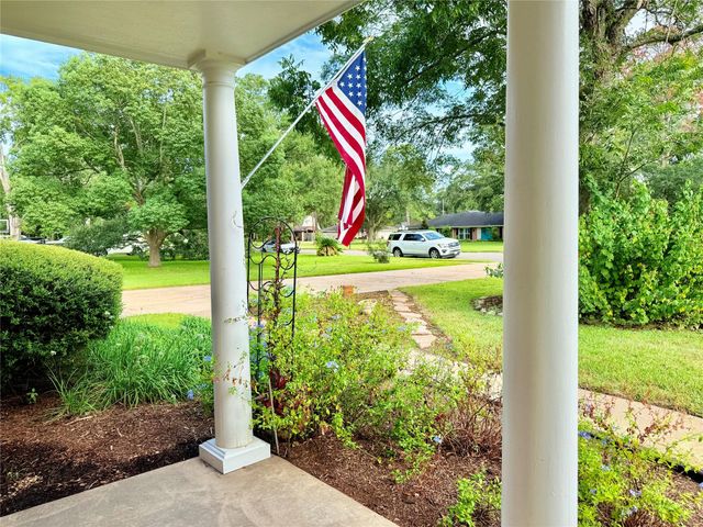 204 Hillcrest Drive, Alvin, TX 77511