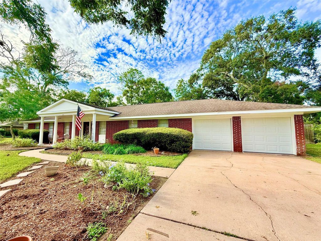 204 Hillcrest Drive, Alvin, TX 77511