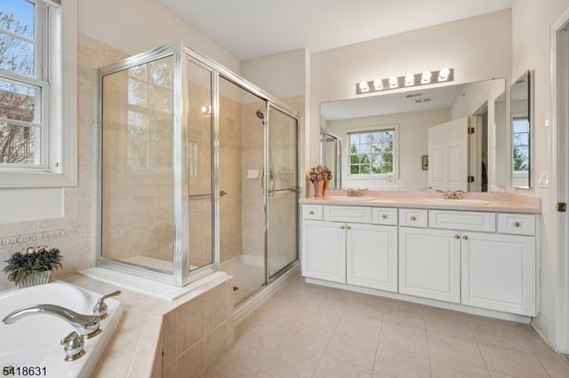 706 Holly Ln 706, Cedar Grove Twp., NJ 07009