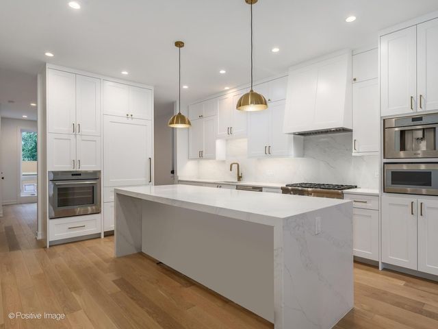 3721 N Kenmore Avenue 1, Chicago, IL 60613