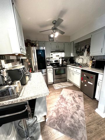 105 W Elk Trail 105, Carol Stream, IL 60188