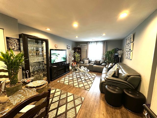 105 W Elk Trail 105, Carol Stream, IL 60188