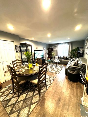 105 W Elk Trail 105, Carol Stream, IL 60188