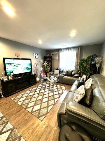 105 W Elk Trail 105, Carol Stream, IL 60188