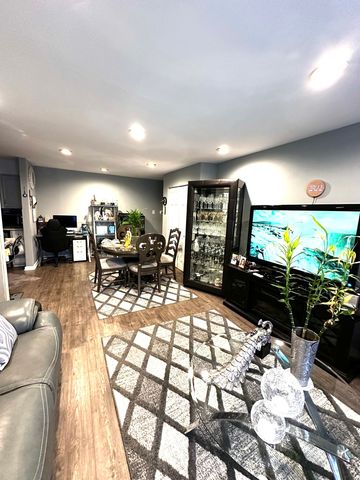 105 W Elk Trail 105, Carol Stream, IL 60188