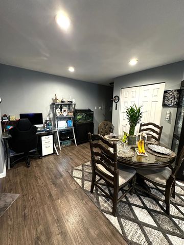105 W Elk Trail 105, Carol Stream, IL 60188