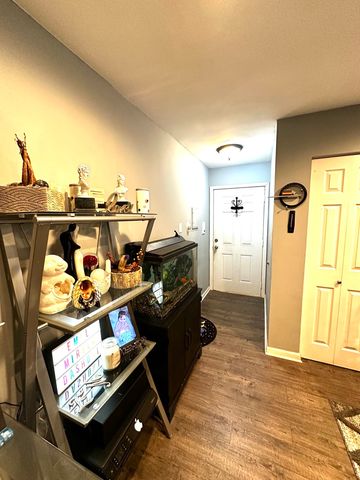 105 W Elk Trail 105, Carol Stream, IL 60188