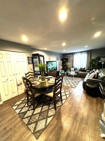 105 W Elk Trail 105, Carol Stream, IL 60188