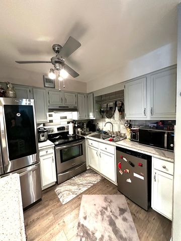 105 W Elk Trail 105, Carol Stream, IL 60188