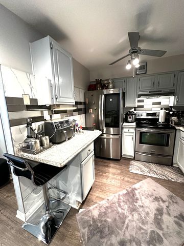 105 W Elk Trail 105, Carol Stream, IL 60188