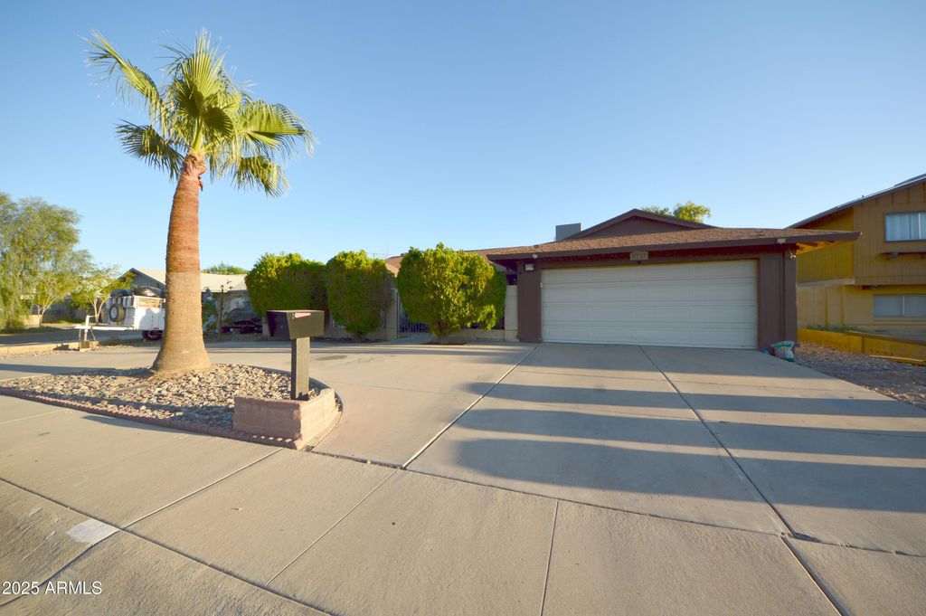 6737 W OREGON Avenue, Glendale, AZ 85303