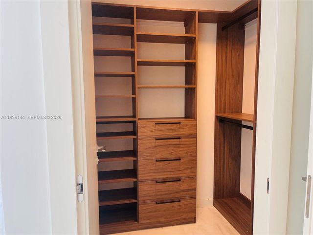 300 Biscayne Blvd Way 2807, Miami, FL 33131