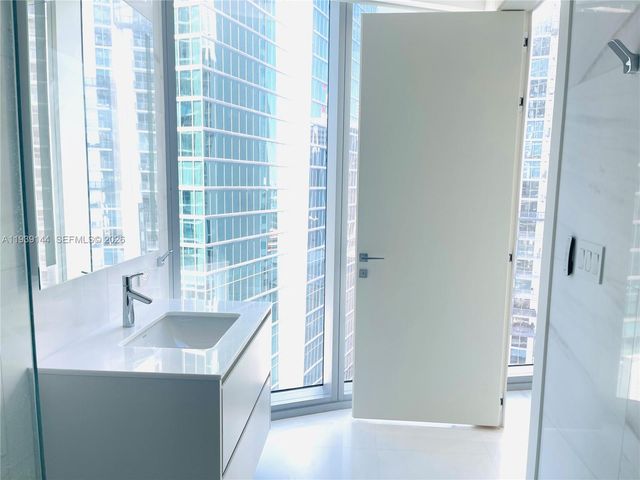 300 Biscayne Blvd Way 2807, Miami, FL 33131