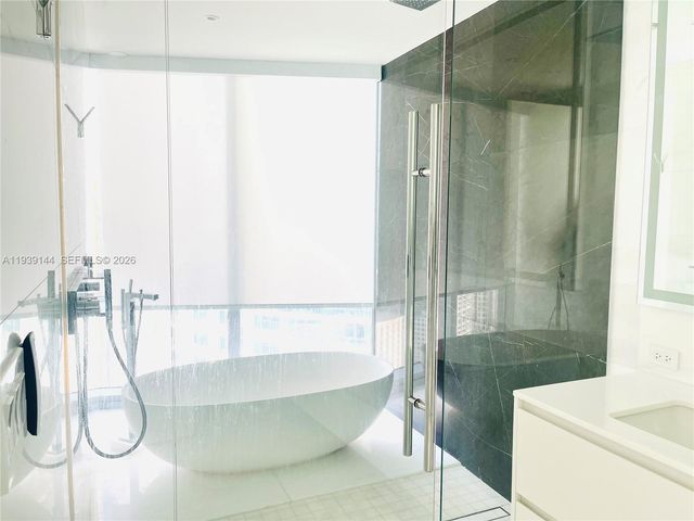 300 Biscayne Blvd Way 2807, Miami, FL 33131