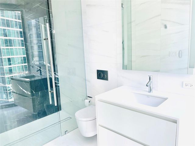 300 Biscayne Blvd Way 2807, Miami, FL 33131