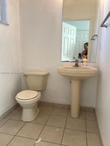 969 Abaco Ln, Riviera Beach, FL 33404