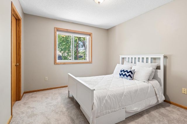 8901 Dunbar Knoll N, Brooklyn Park, MN 55443
