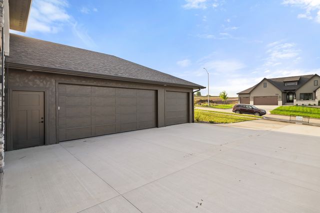 307 Emmett Court, Norwalk, IA 50211