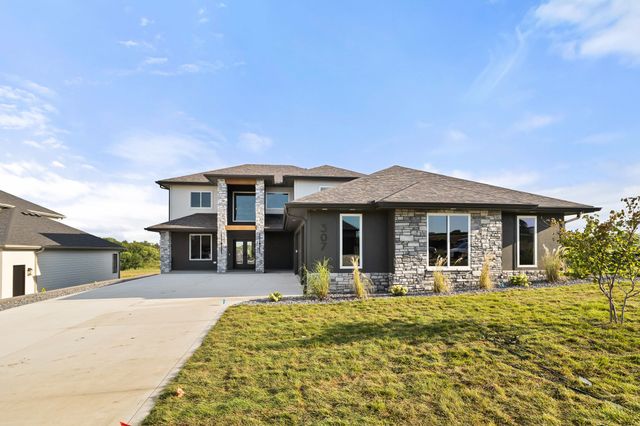 307 Emmett Court, Norwalk, IA 50211