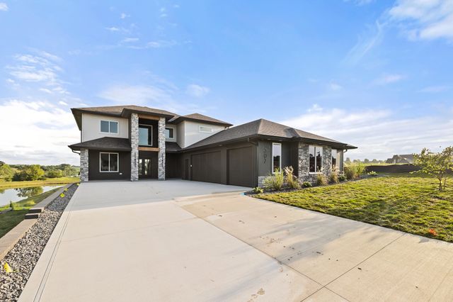 307 Emmett Court, Norwalk, IA 50211