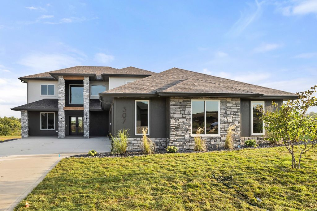 307 Emmett Court, Norwalk, IA 50211