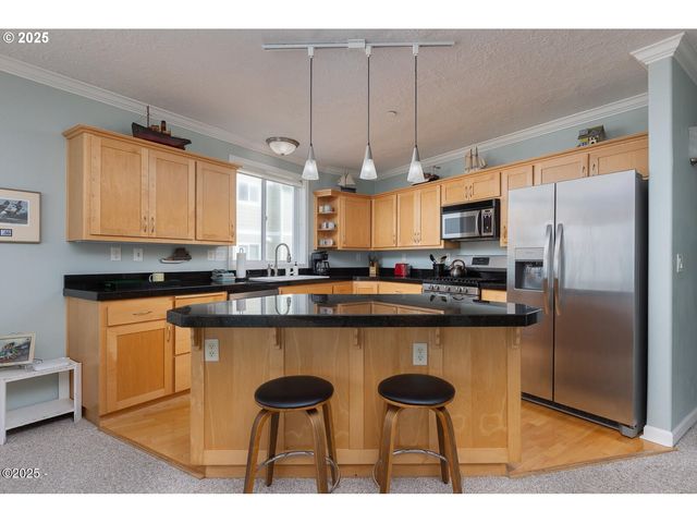 1113 N HIGHWAY 101 48, Depoe Bay, OR 97341